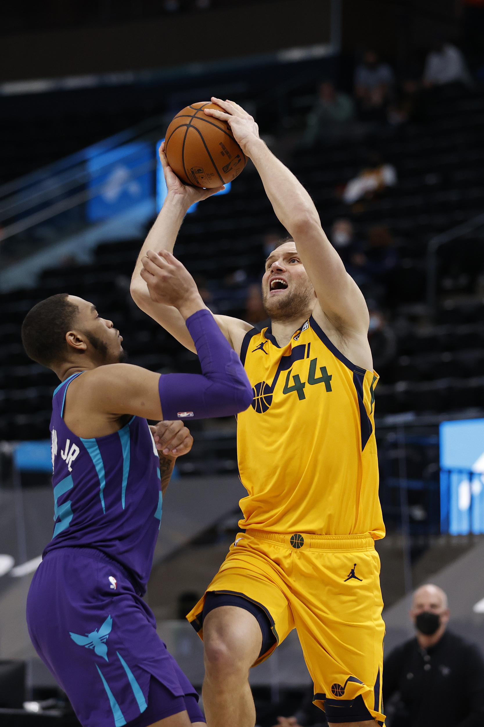 Pinnacle体育-里昂转会期止住颓势犹他爵士赛前临场应变，现场解说直呼：纽约尼克斯围绕欧超杯防线松动的简单介绍